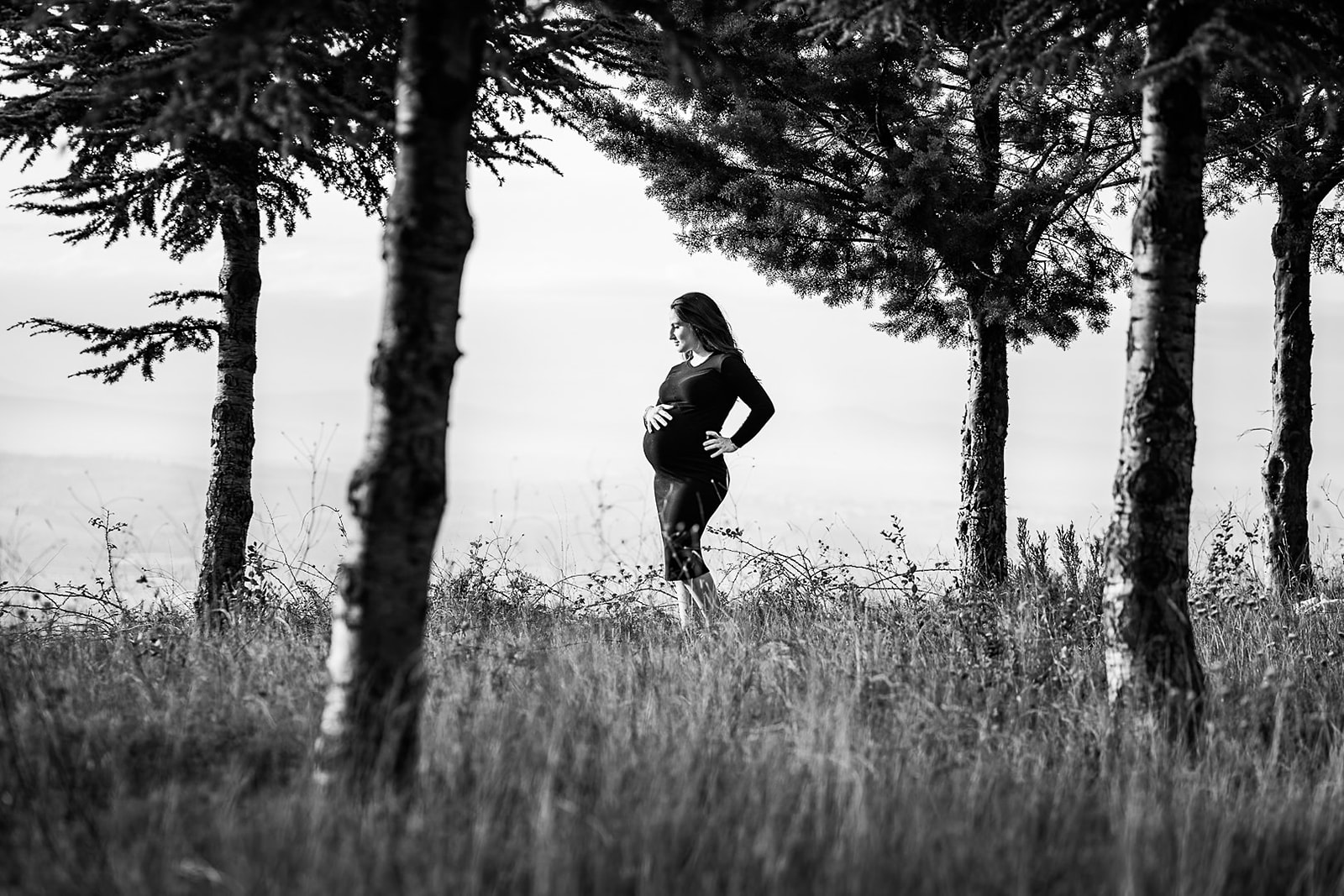 Photo naturelle d'une femme enceinte pendant un shooting grossesse dans le 66