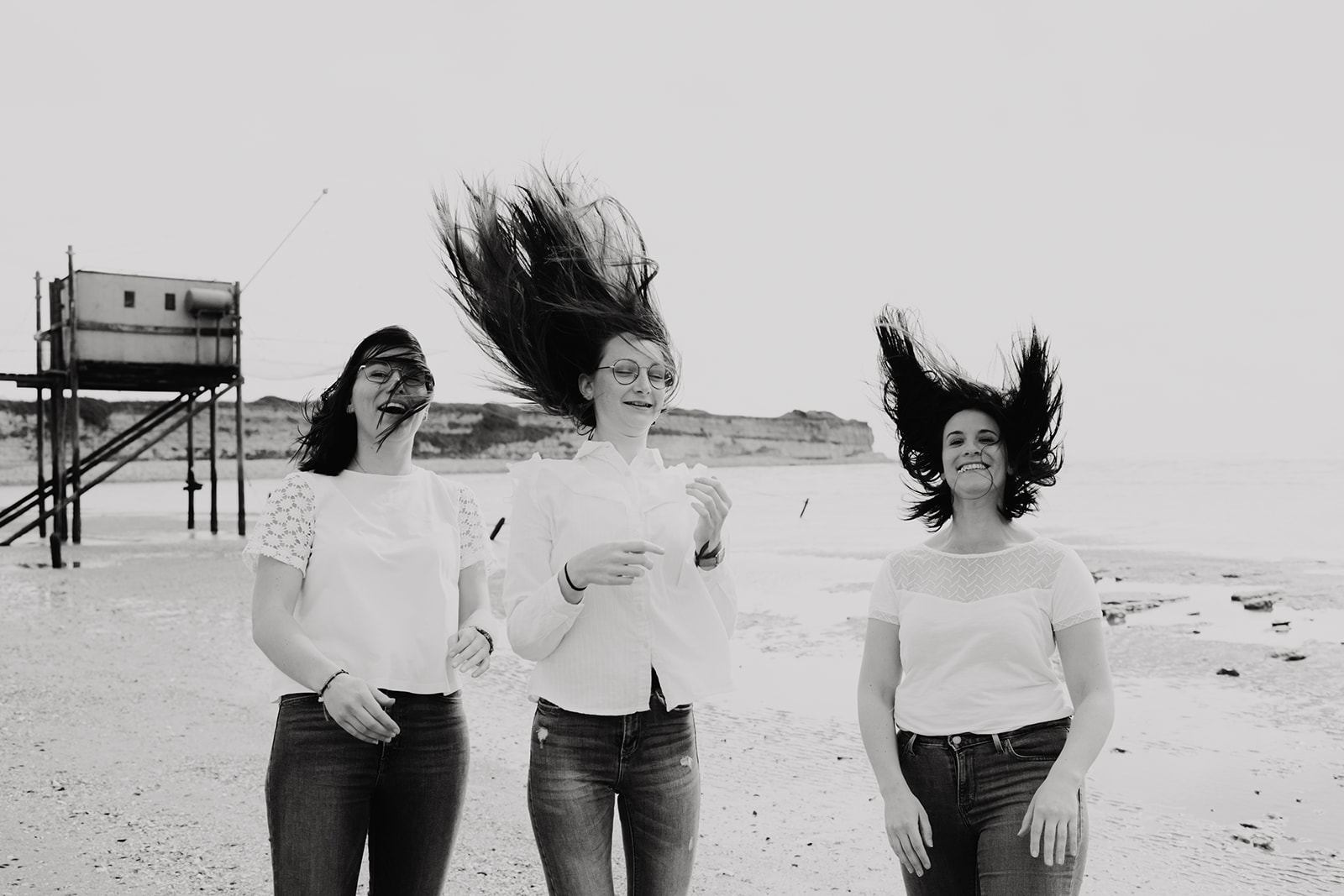 photo de famille sur la plage, carrelets, noir et blanc, vent dans les cheveux