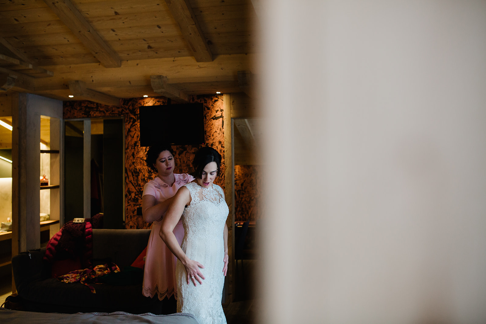 getting ready of a bride in dolomites elopement