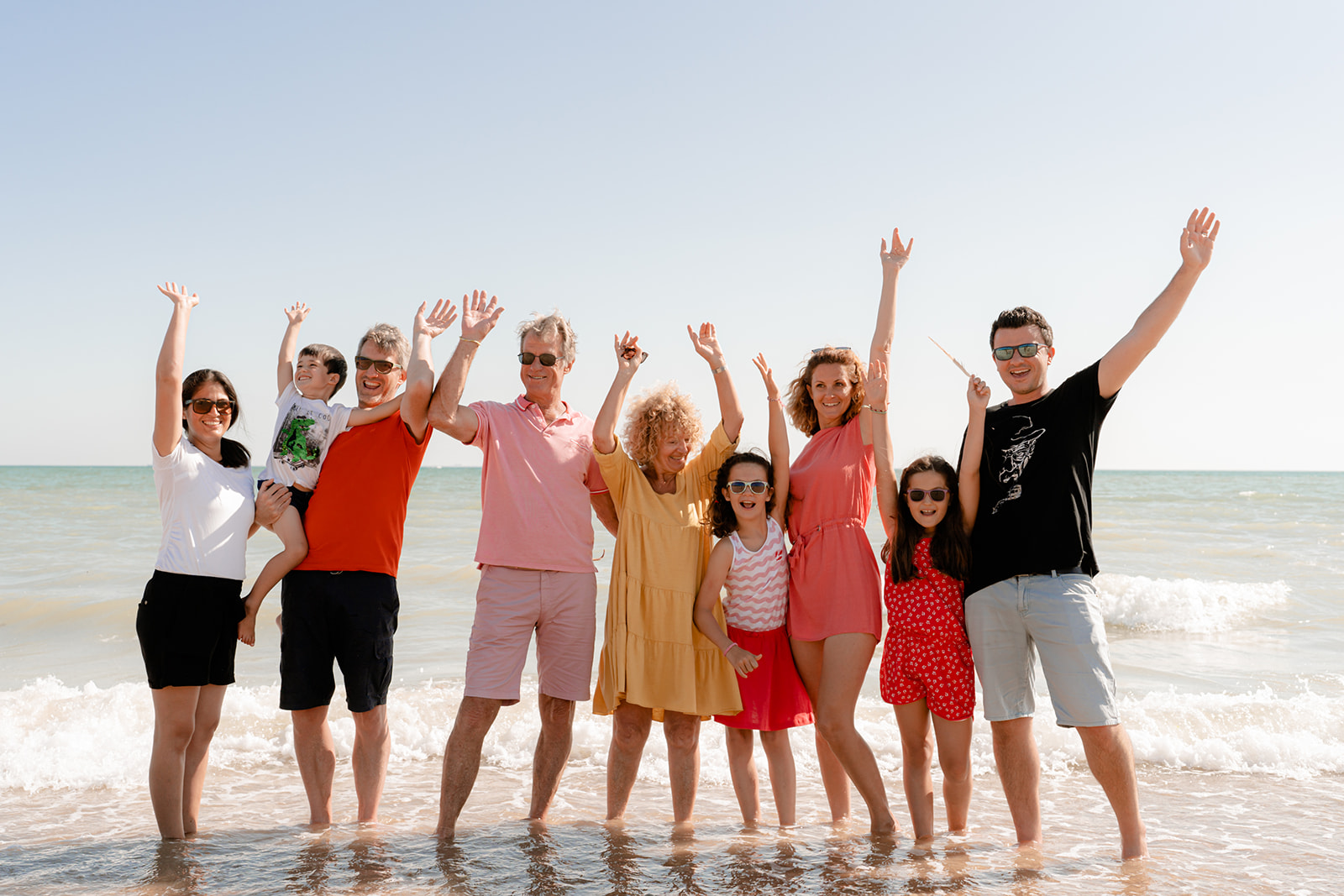 photographe de famille à Oléron, séance photo naturelle sur la plage
