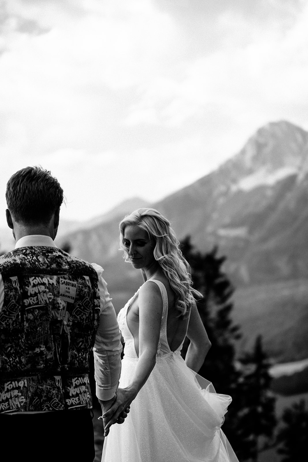 Destination wedding of a mountain loving couple at the Alps of Austria
