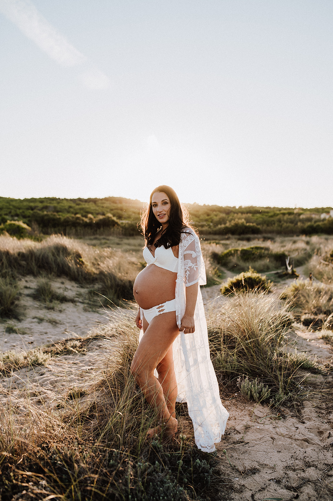vestido de premama en una sesion de embarazo en la playa de Mallorca