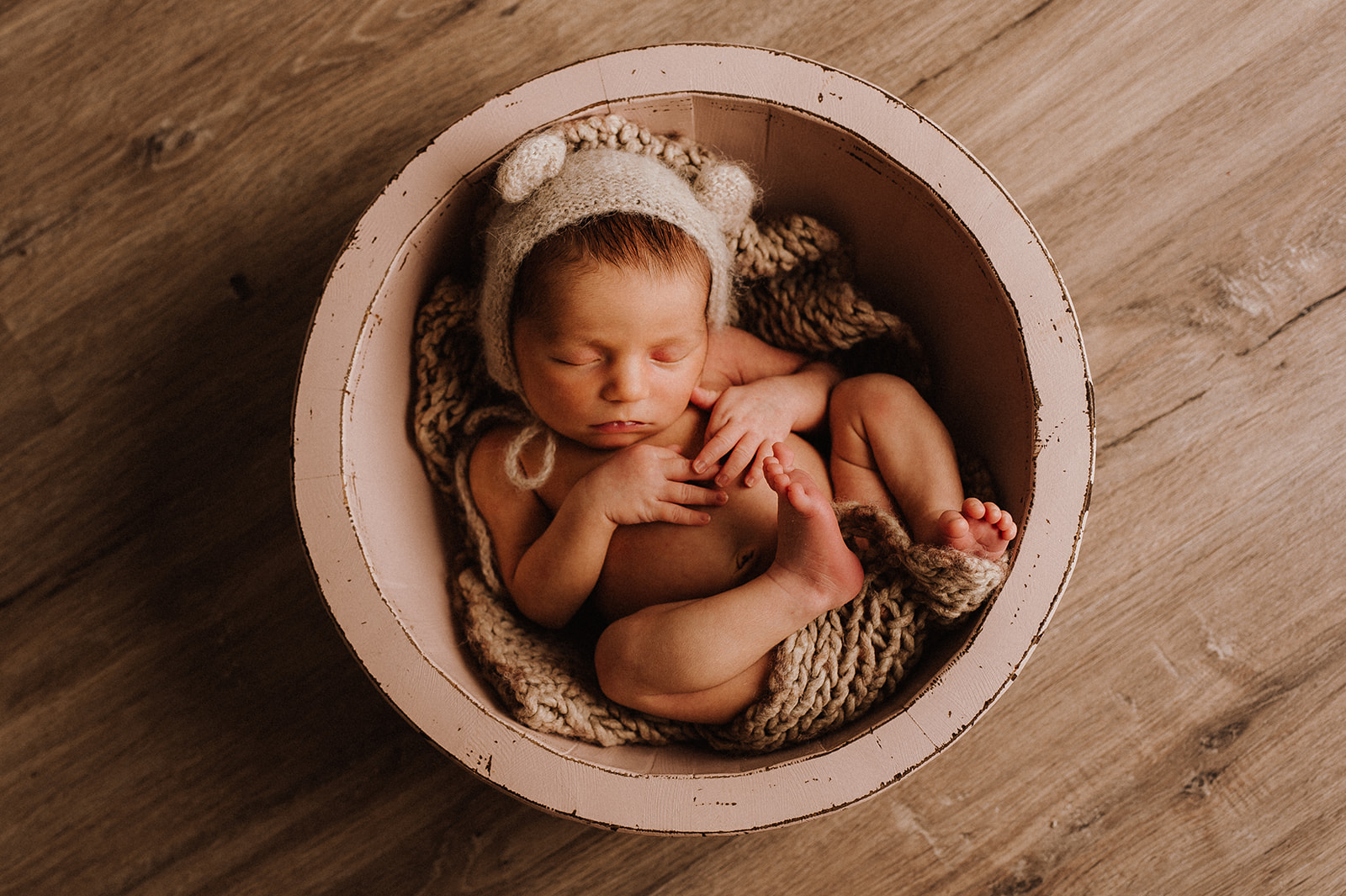 recién nacido duerme arropado en un bowl