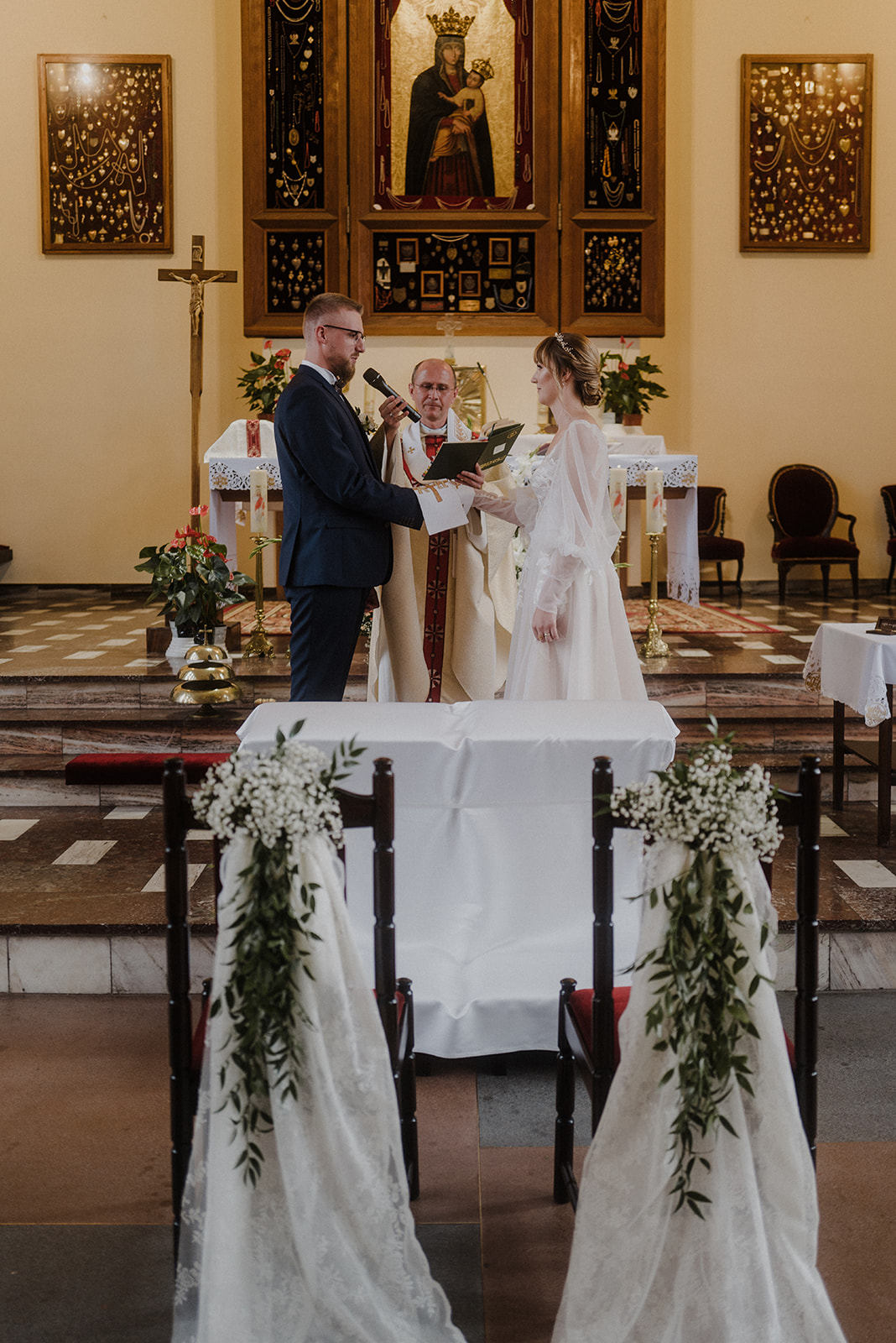 Para młoda składa przysięgę małżeńską w parafii św. Klemensa Dworzaka we Wrocławiu