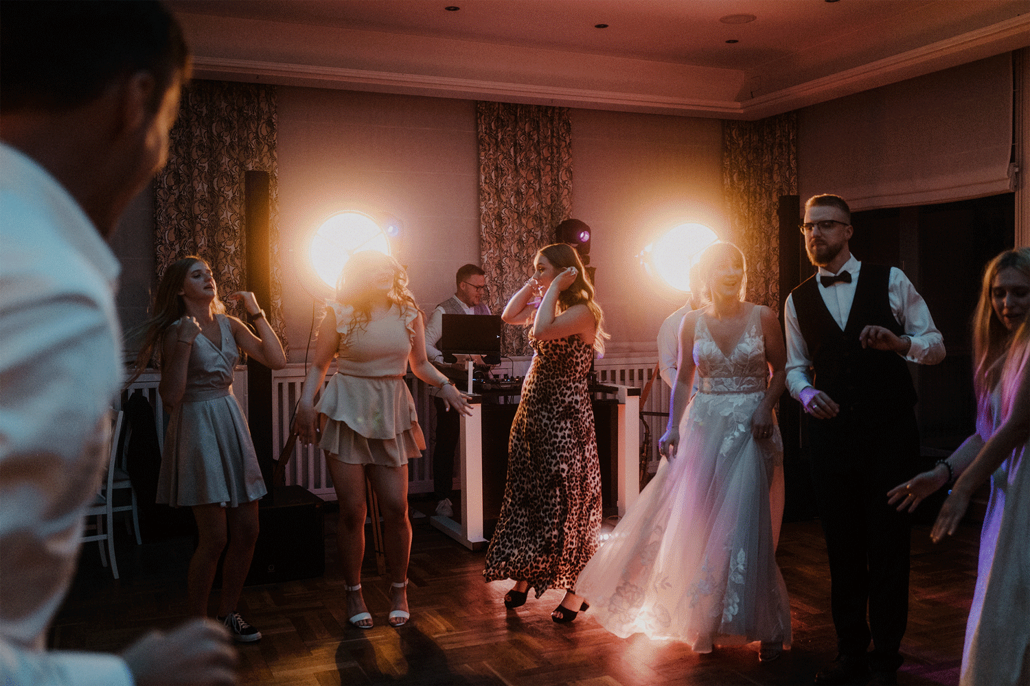 Ruchomy gif przedstawiający tańczących na parkiecie gości weselnych w Hotelu Wodnik we Wrocławiu