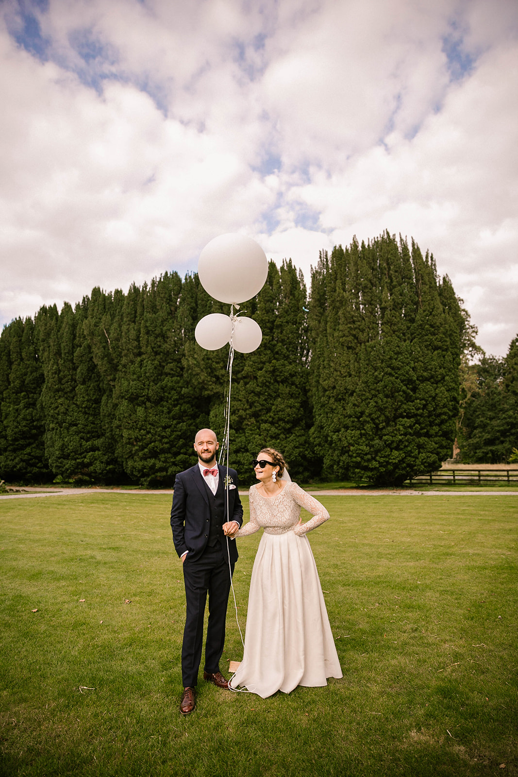 bride and groom with wedding ballon