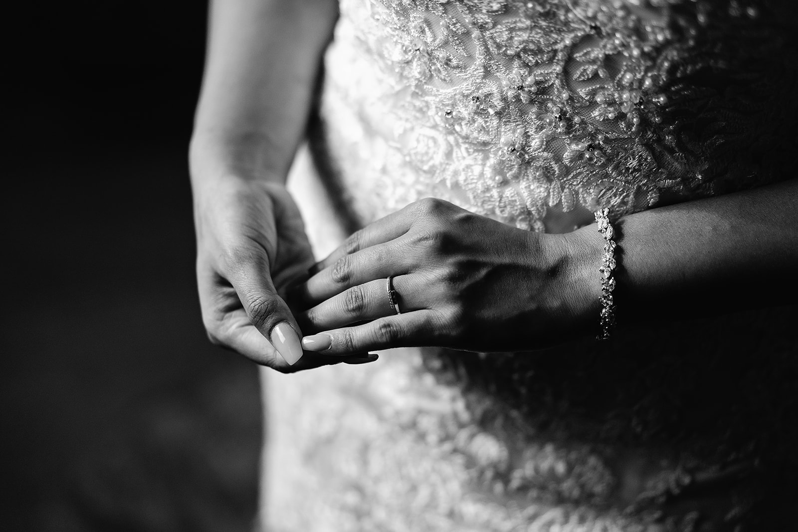 Bruidsfotograaf Flevoland - Handen van bruid tijdens het klaarmaken
