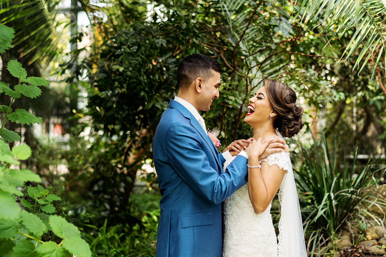 Trouwen in de Hortus Botanicus - Lachend bruidspaar tijdens fotosessie