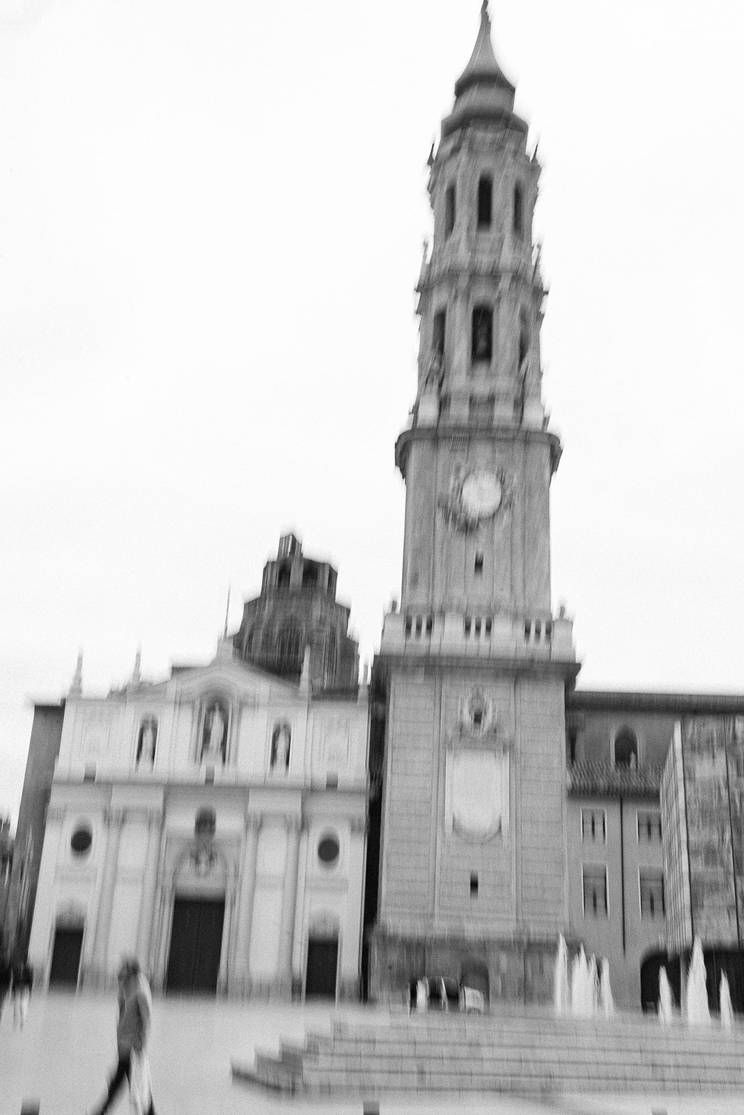 Catedral del aseo en Zaragoza en blanco y negro