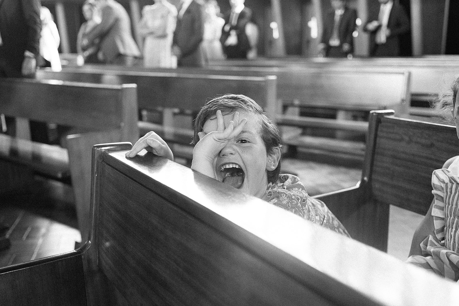 Niños sonriendo en una iglesia