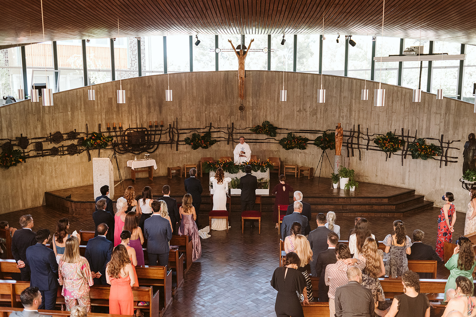 Plano desde arriba de una iglesia en una boda