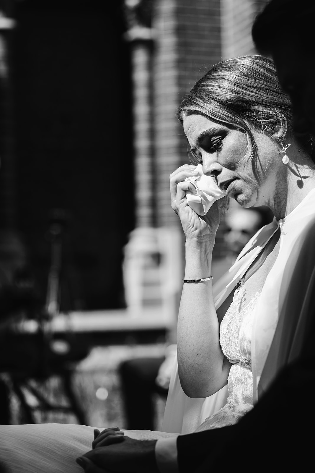 Emotionele bruid tijdens de trouwceremonie bij het Merici Hotel in Sittard