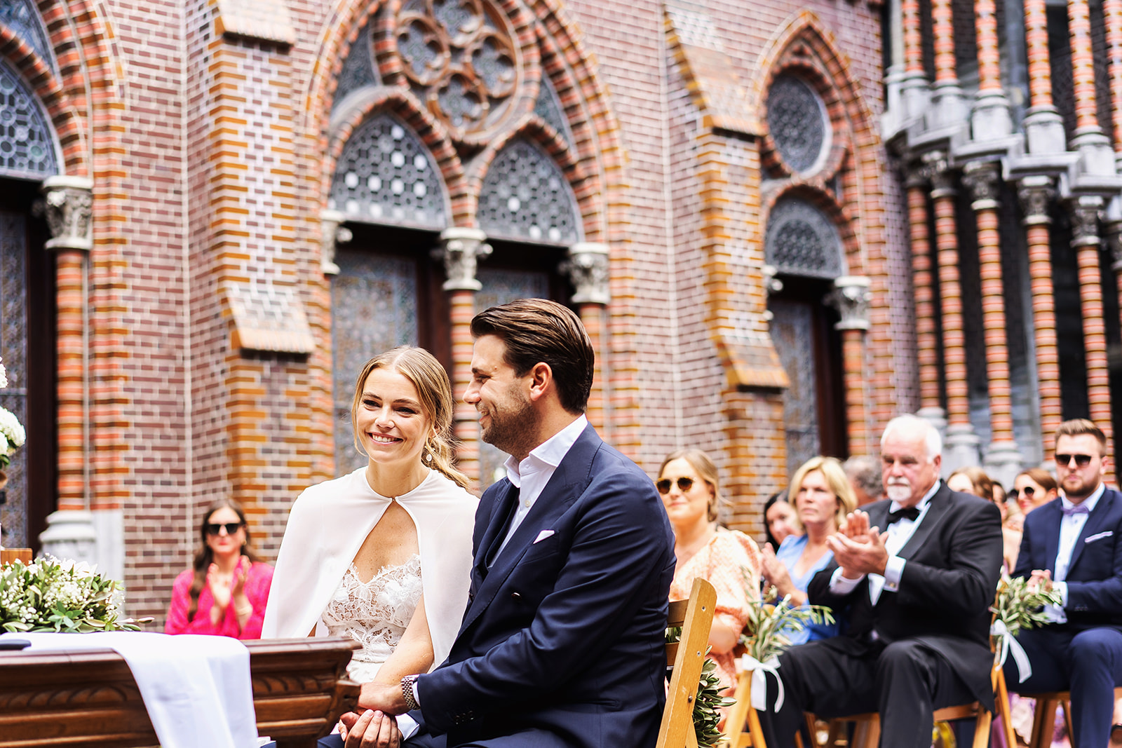 Bruidspaar tijdens trouwceremonie in het Mariapark in Sittard - bruidsfotograaf Limburg