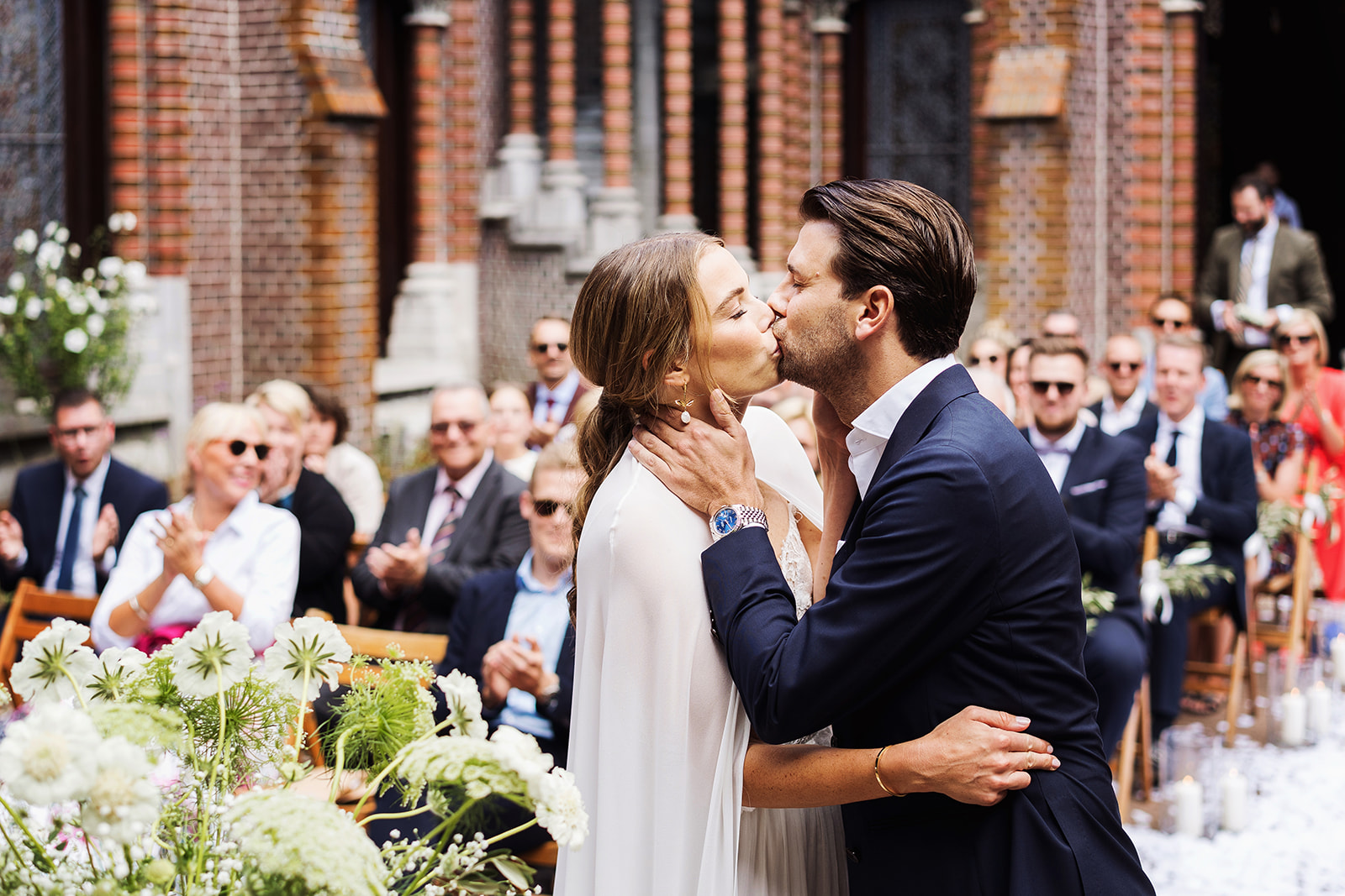 RUUDC Fotografie - eerste kus van het bruidspaar tijdens trouwceremonie