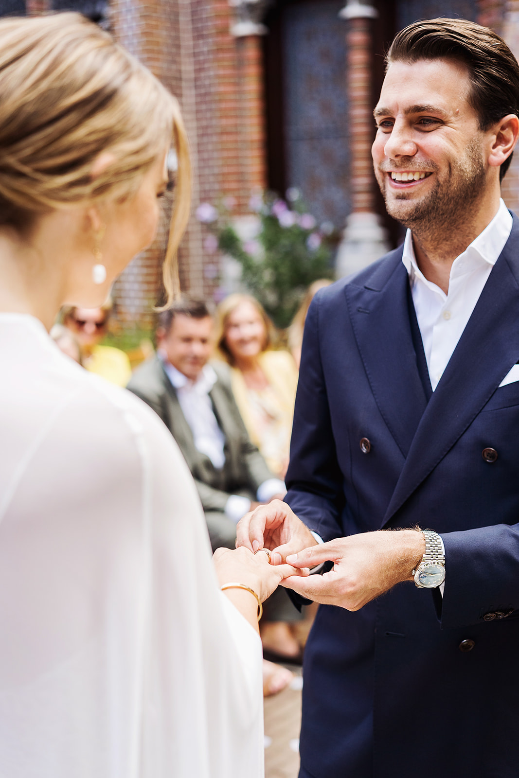 Bruidspaar schuift ringen aan tijdens de trouwceremonie in het Mariapark in Sittard - trouwlocatie Merici Hotel