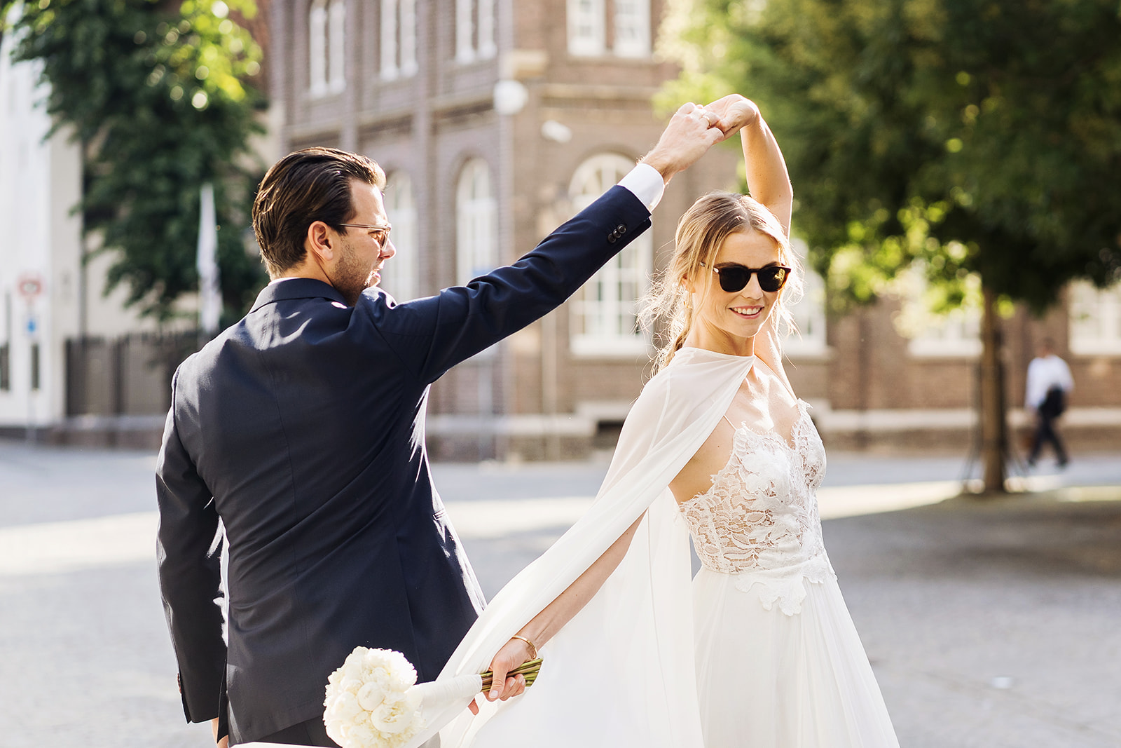 Bruidsfotograaf Limburg - trouwen bij Merici hotel - mooi bruidspaar danst voor de camera