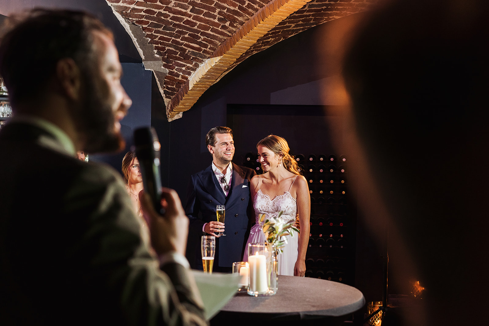 Bruid en bruidegom tijdens trouwfeest - trouwen in Limburg