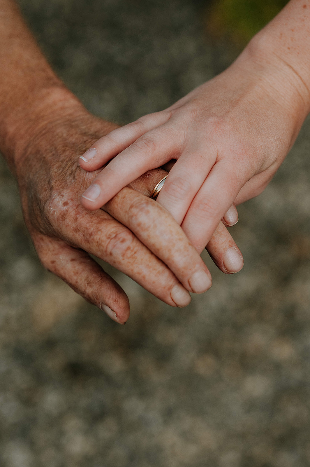 Close up van handen die elkaar vasthouden, liefde, familie