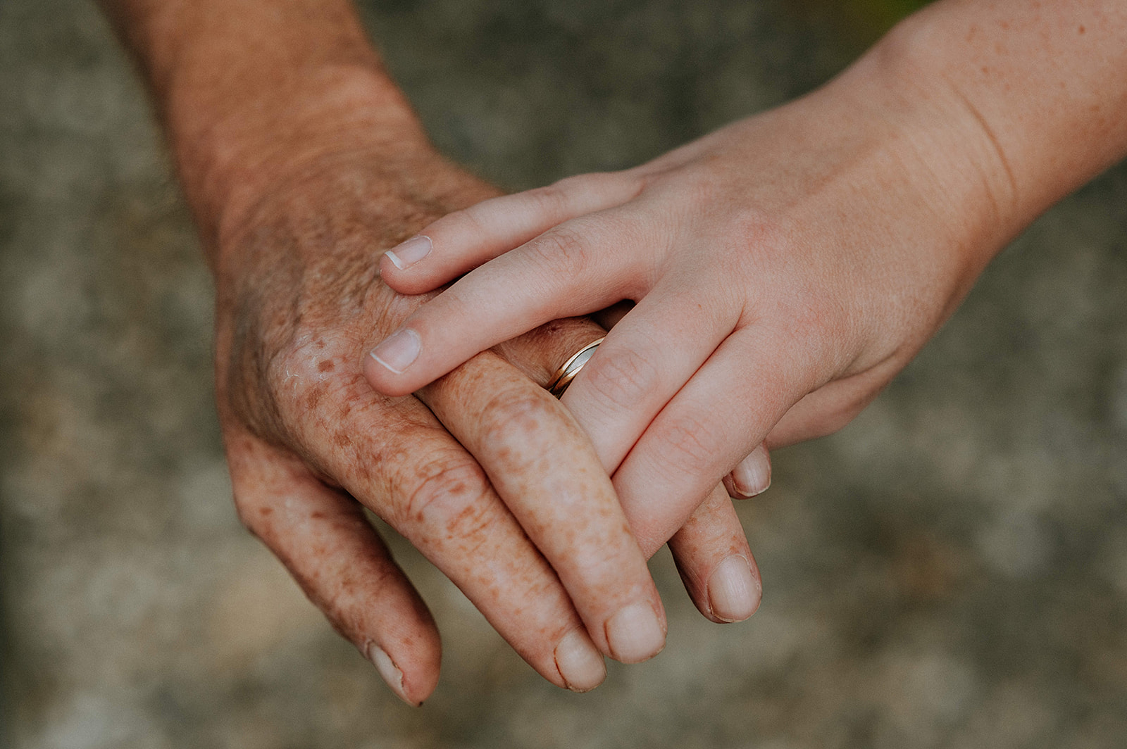 Close up van handen die elkaar vasthouden, liefde, familie