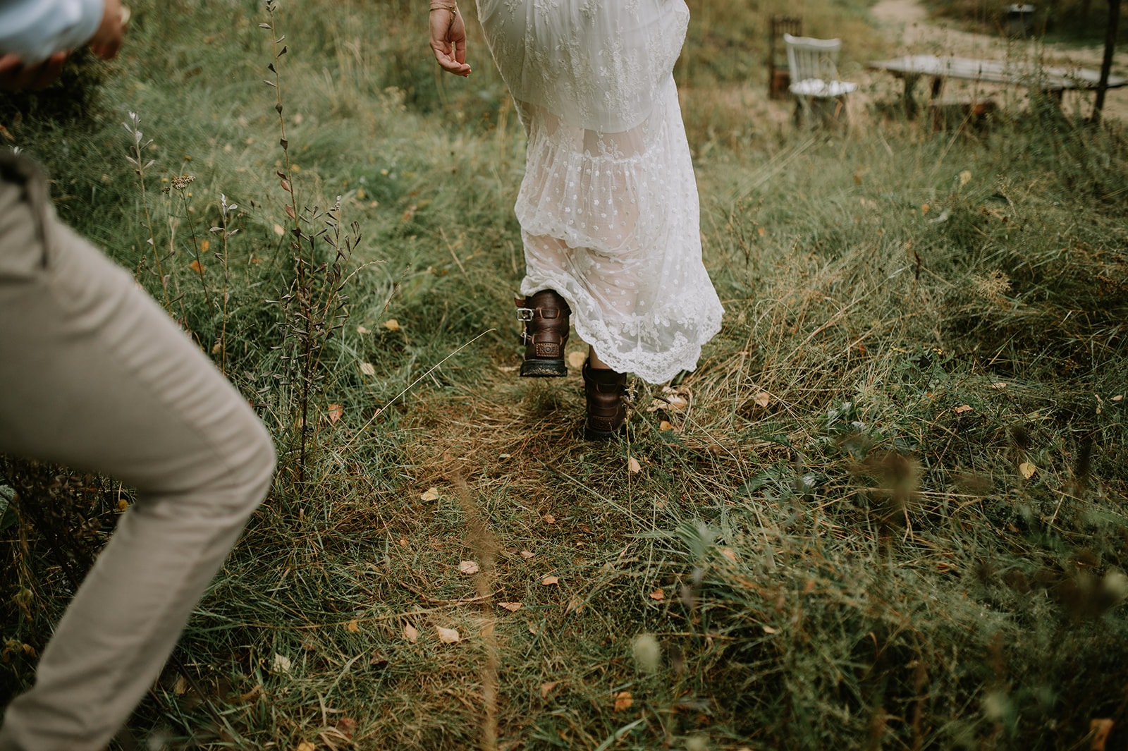 Elopement photographer in the Netherlands, Europe. Elopement with kids in a tiny house in the woods.
Elopement photograp