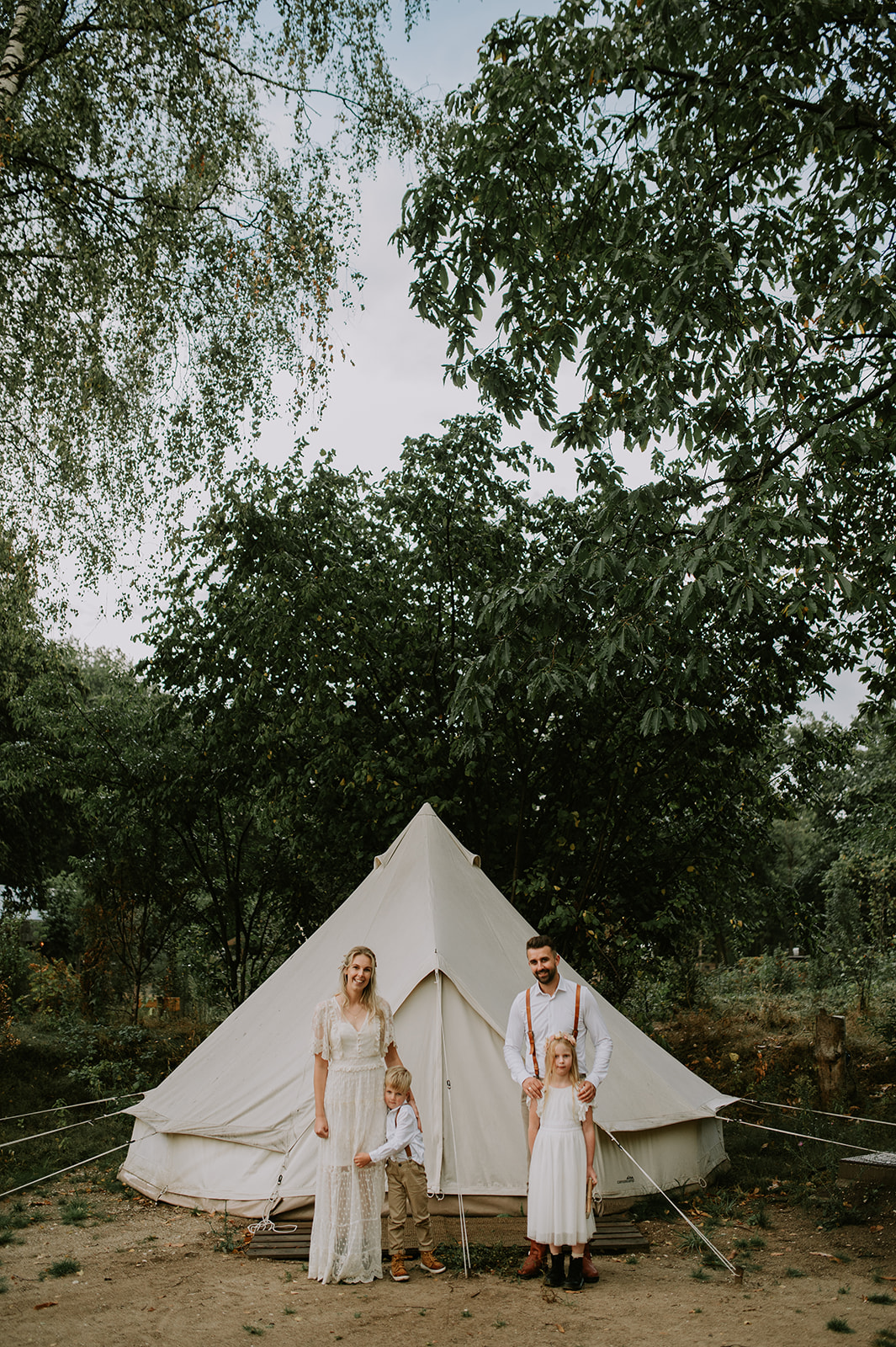 Elopement photographer in the Netherlands, Europe. Elopement with kids in a tiny house in the woods.
Elopement photograp