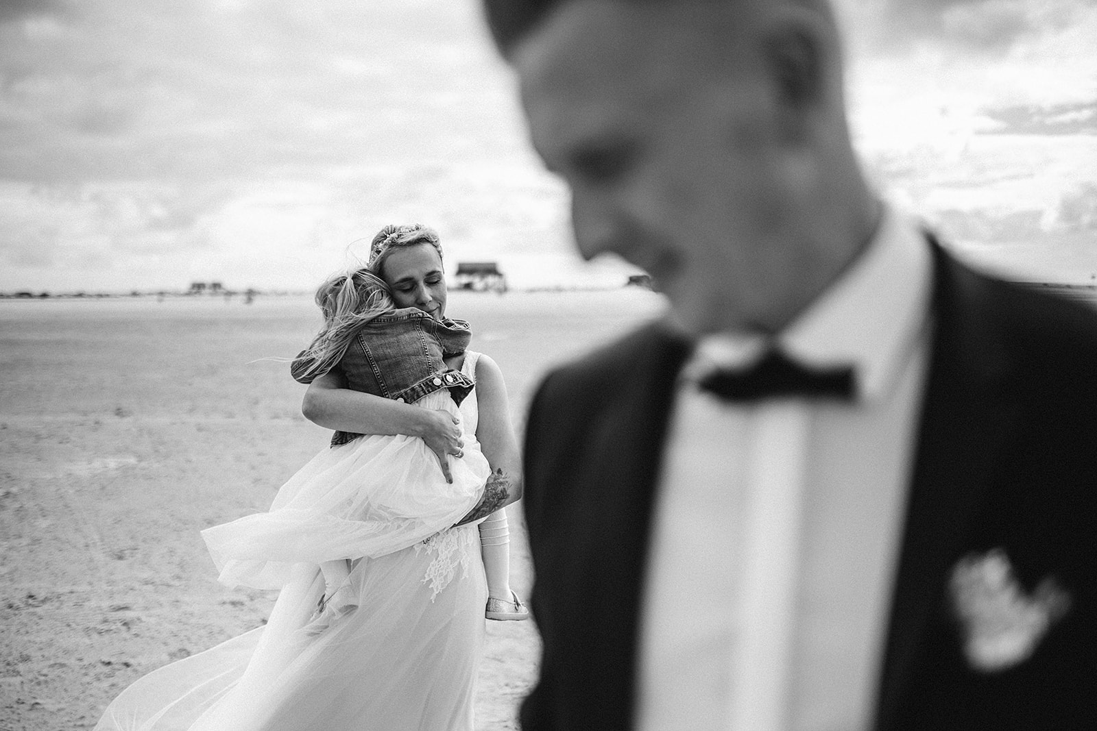 Hochzeitsfotos einer jungen Familie am Strand