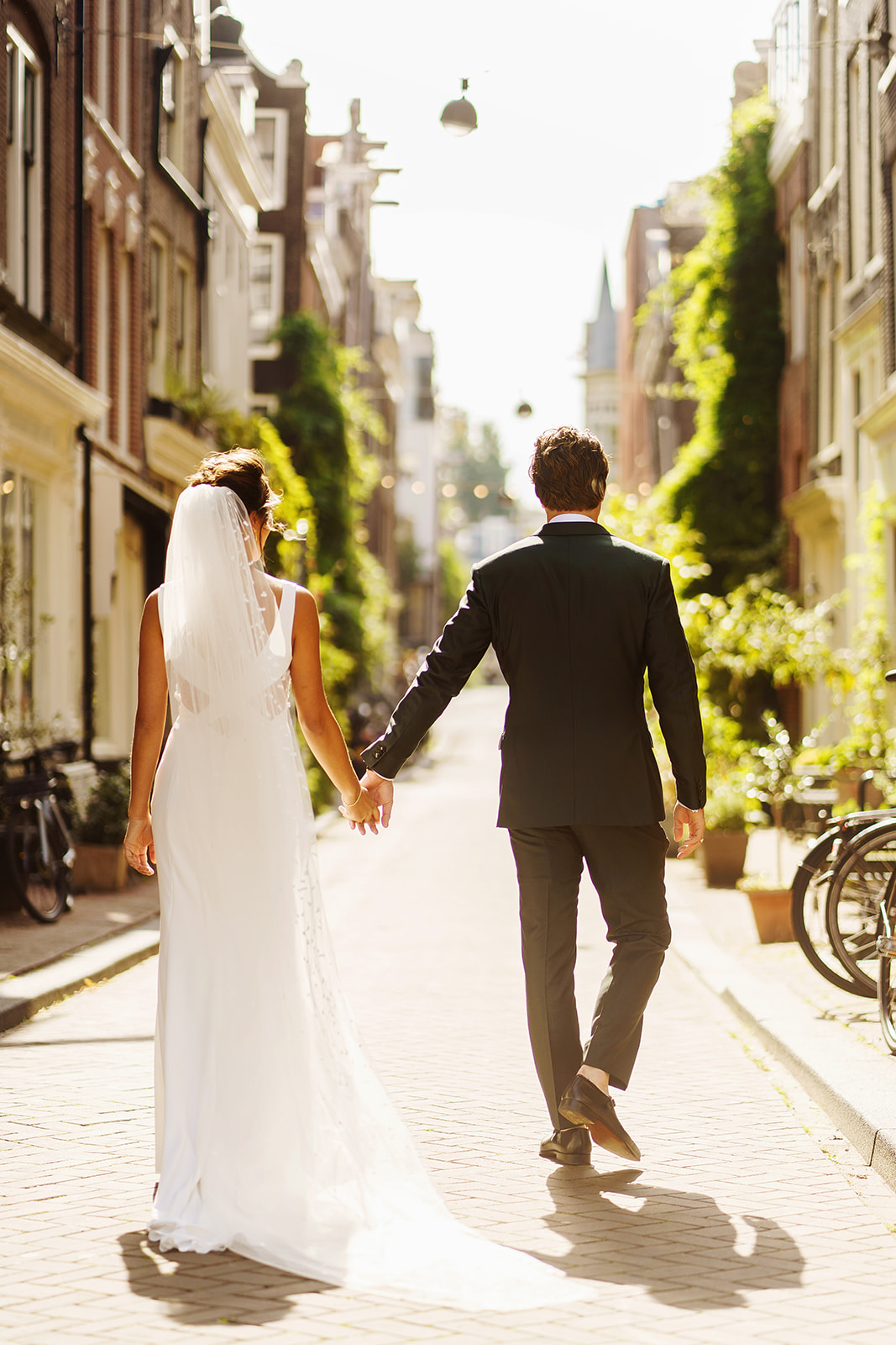 Fotograaf Amsterdam - Bruidspaar loopt door de charmante straten in het centrum