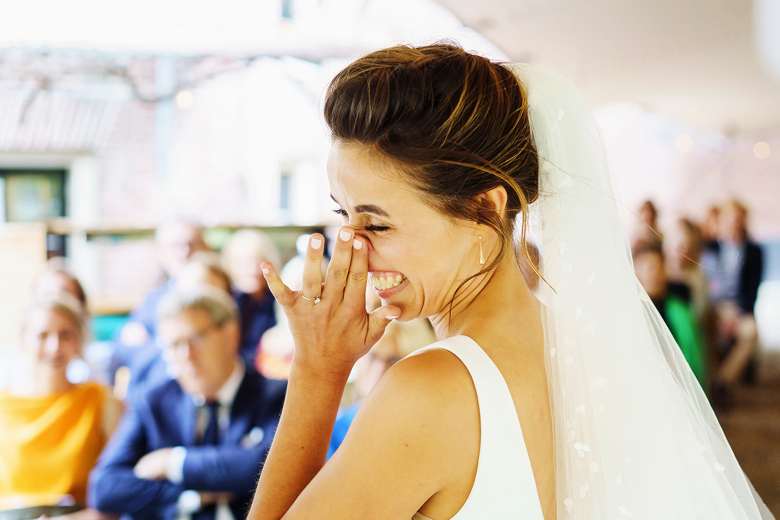 Trouwen in Amsterdam - Lachende bruid tijdens trouwceremonie
