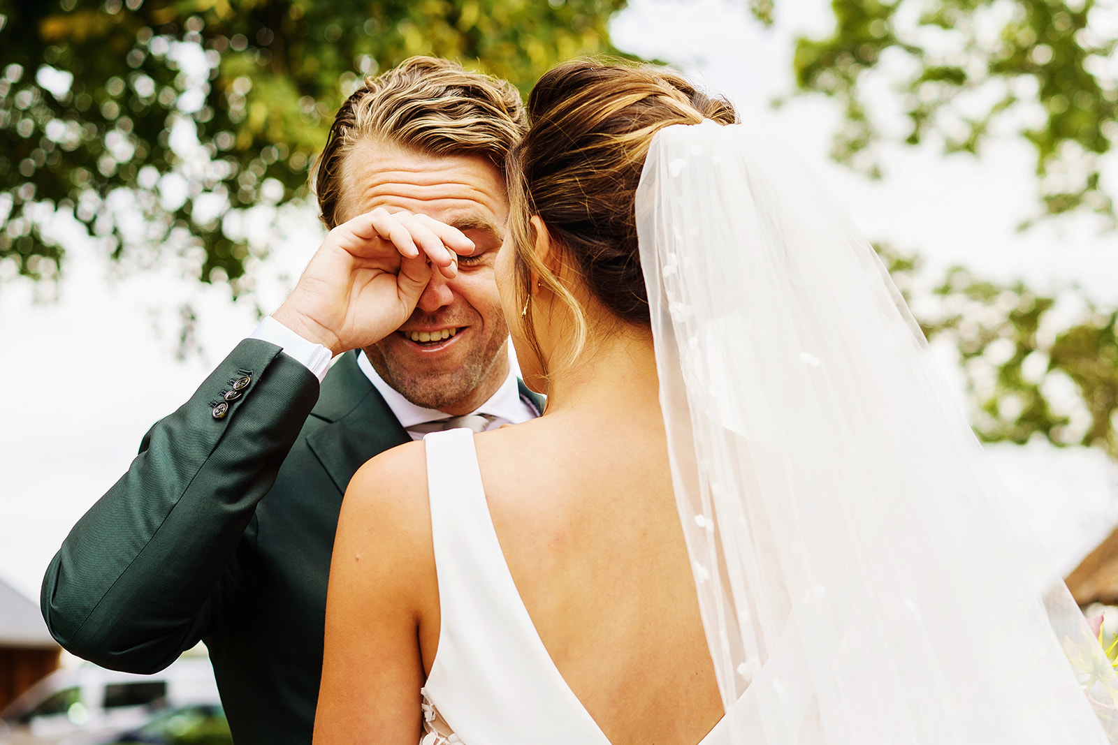 Trouwen in Noord-Holland - Emotionele bruidegom bij het zien van zijn bruid