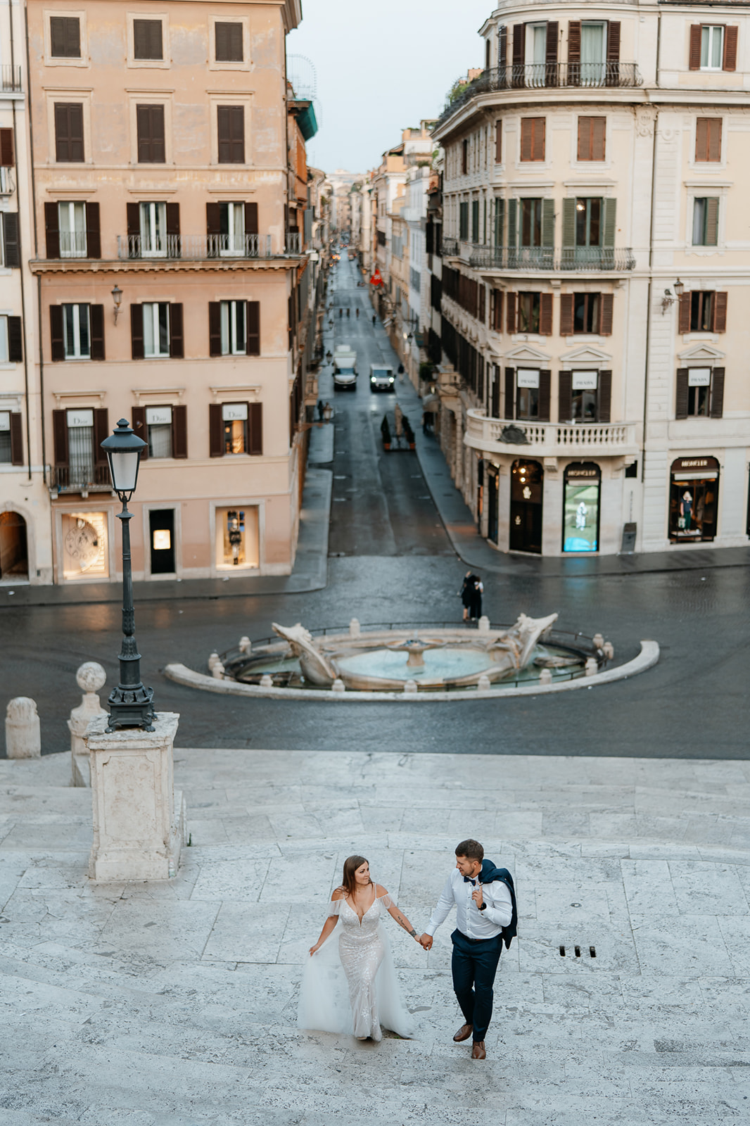 sesja ślubna w Rzymie, schody hiszpańskie
