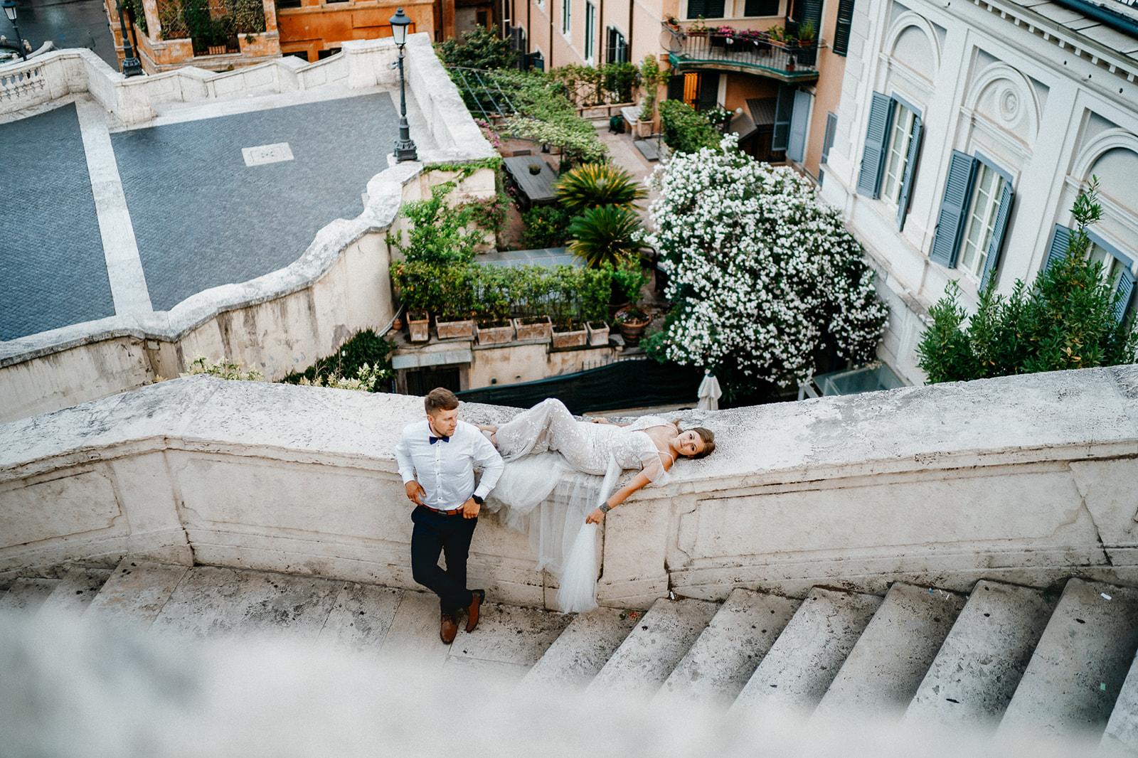 sesja ślubna w Rzymie, schody hiszpańskie