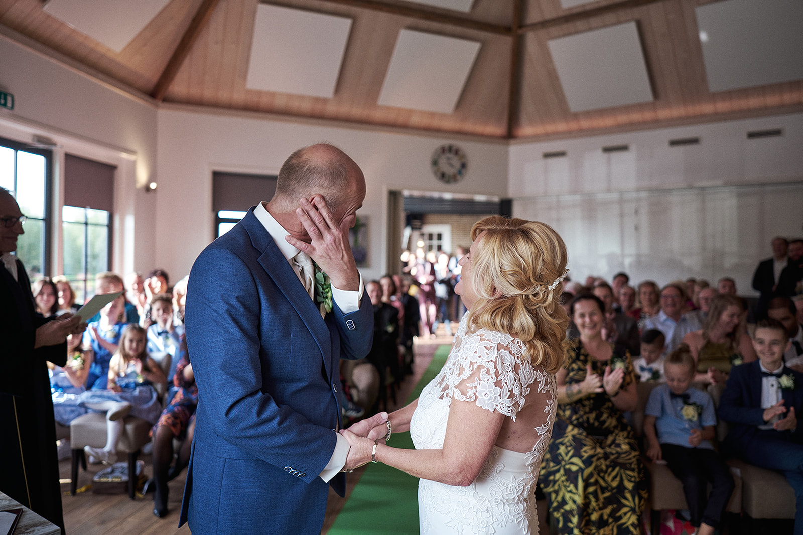 Huwelijk bij 't Hof van Hoenkoop: Jopie en Kees' betoverende dag, vastgelegd door Stefan Segers' bruidsfotografie