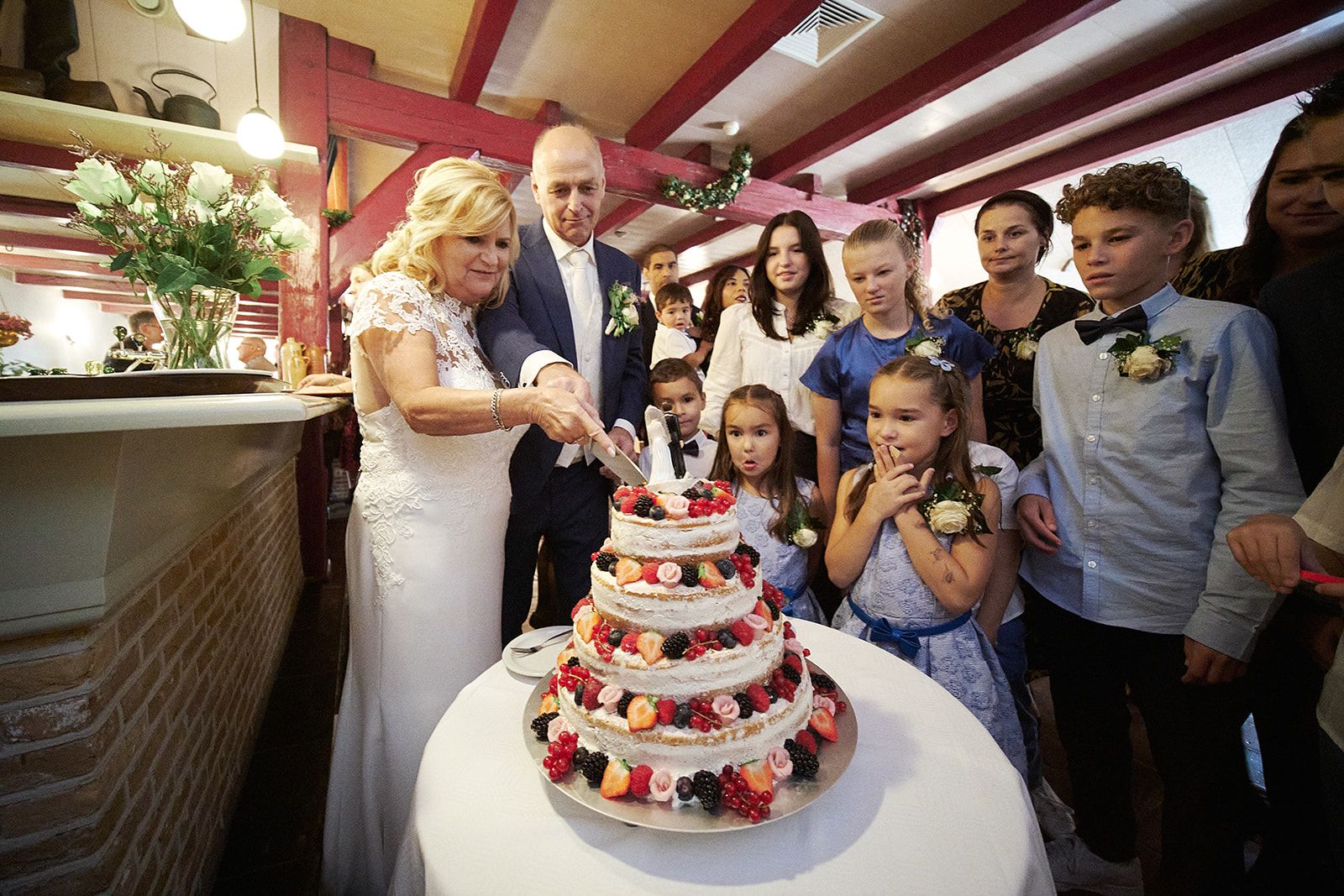 Huwelijk bij 't Hof van Hoenkoop: Jopie en Kees' betoverende dag, vastgelegd door Stefan Segers' bruidsfotografie