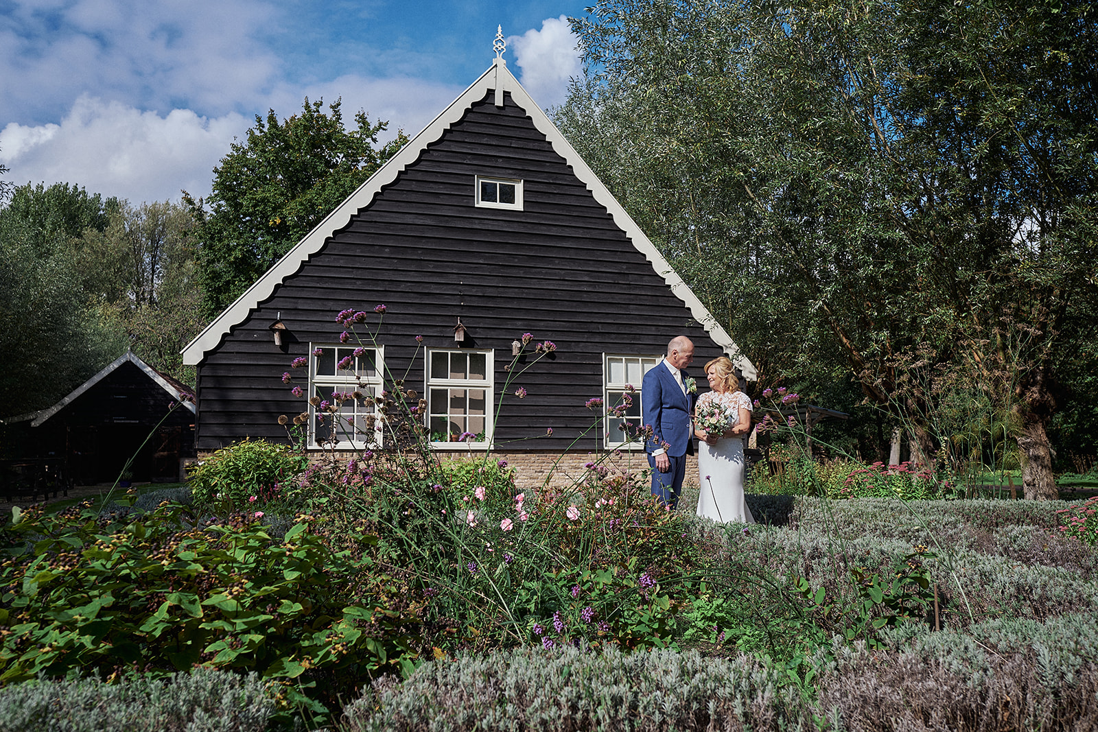 Jopie en Kees' romantische trouwshoot: de prachtige omgeving van 't Hof van Hoenkoop, vastgelegd door bruidsfotograaf St