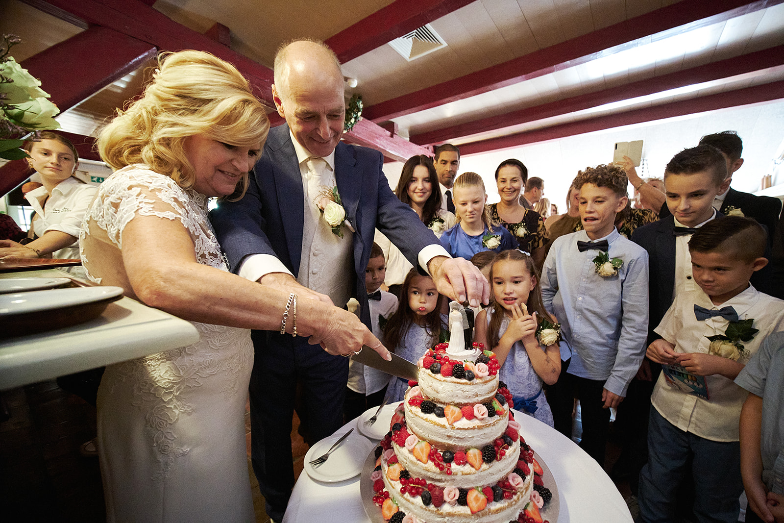 Mooie momenten: Stefan Segers' bruidsfotografie van Jopie en Kees' huwelijksdag bij 't Hof van Hoenkoop.