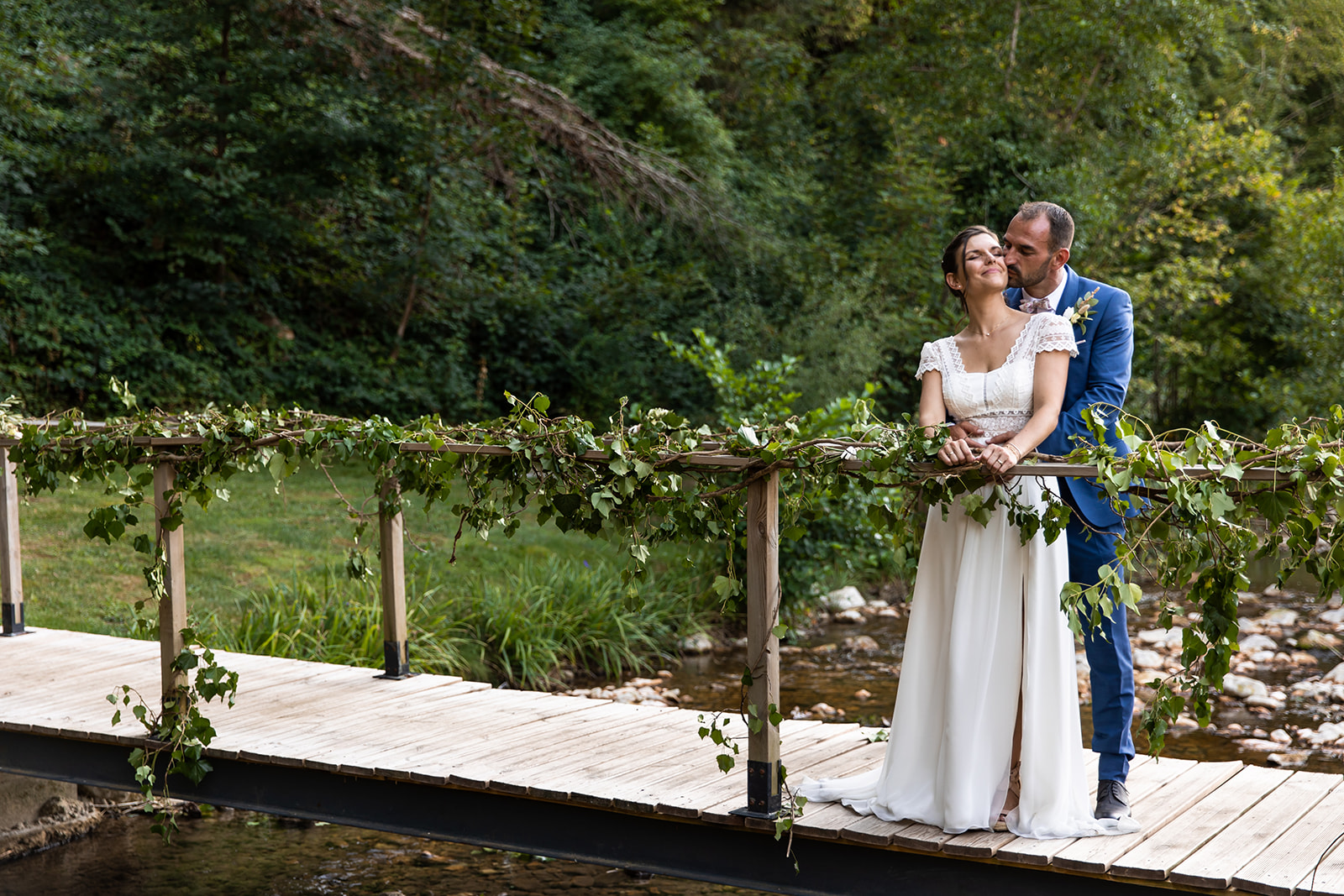 portrait des mariés sur le pont de bois 2