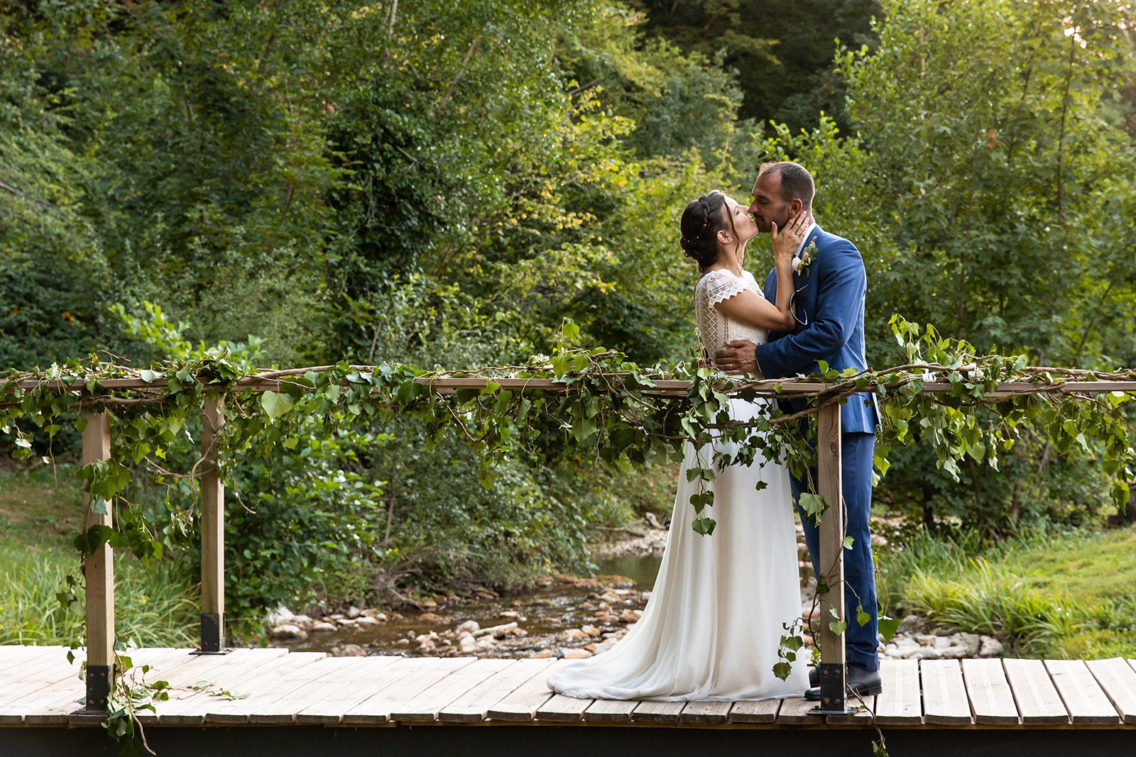 shooting couple pendant la journée de mariage, photo en couleur romantique sur un pont en bois