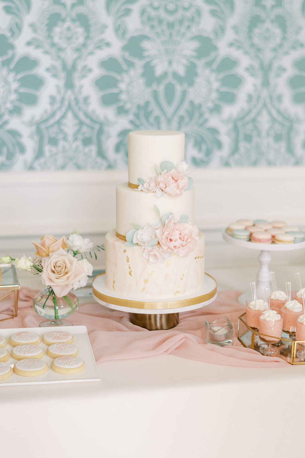 Sweet table and wedding cake by de Gebakkerij
