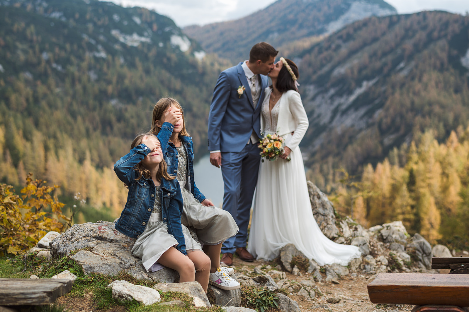 Berghochzeit im Herbst, das Brautpaar beim Steiersee