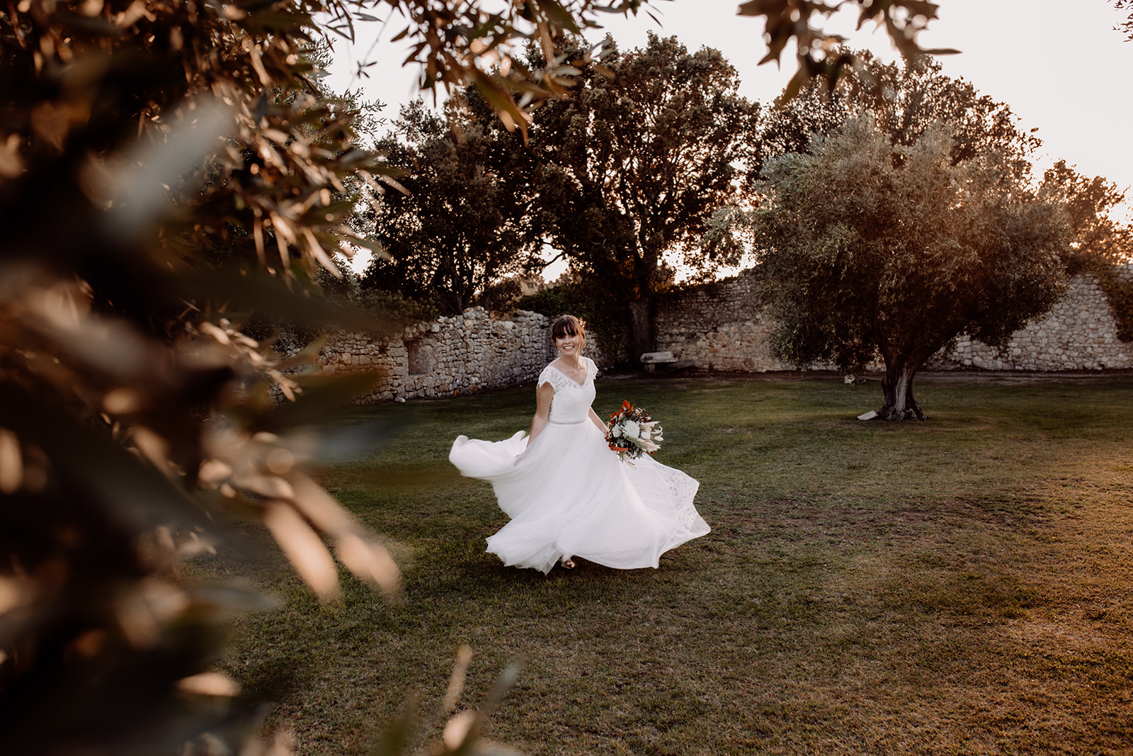 Photo couple domaine de sarson, lumière naturelle photographie clothilde dufresne, photographe mariage provence