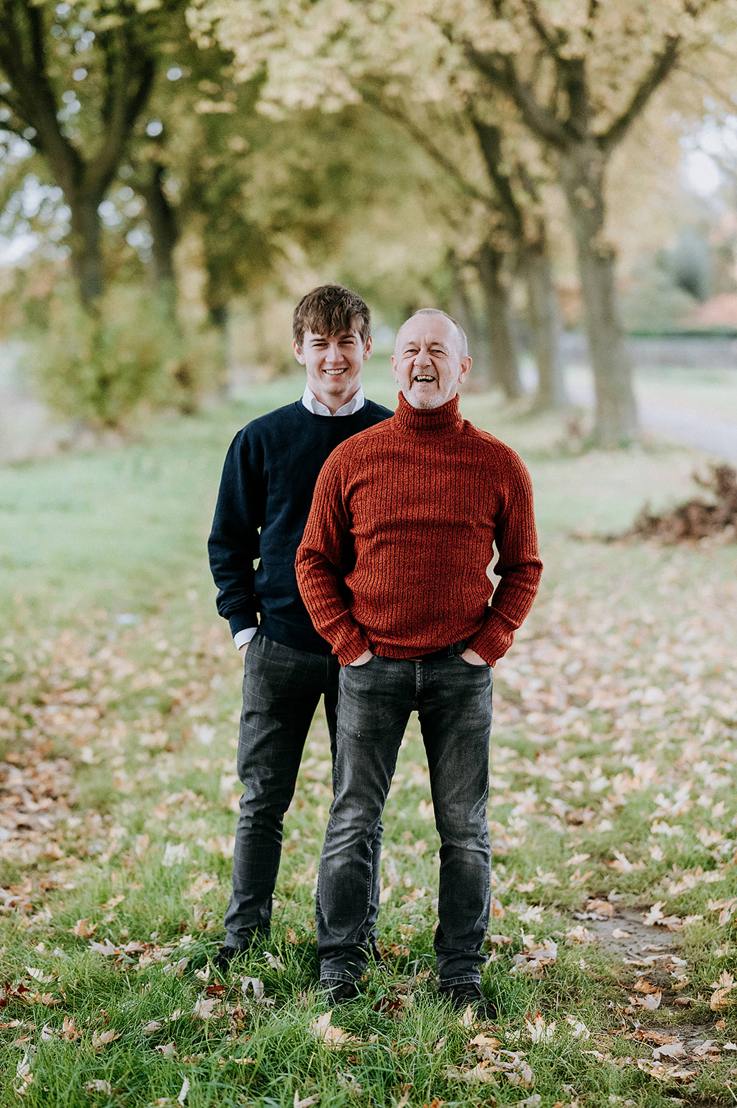 Familie foto van vader en zoon, genomen in het waasland op een groene achtergrond.