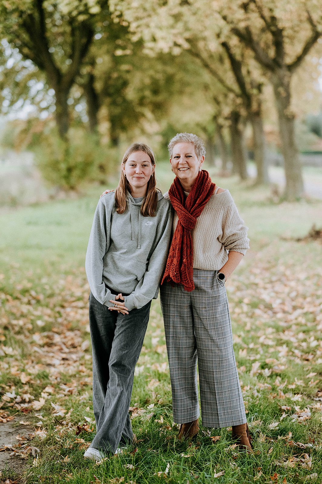 Familie foto van moeder en dochter, genomen in het waasland op een groene achtergrond in de buurt van Sint-Niklaas.