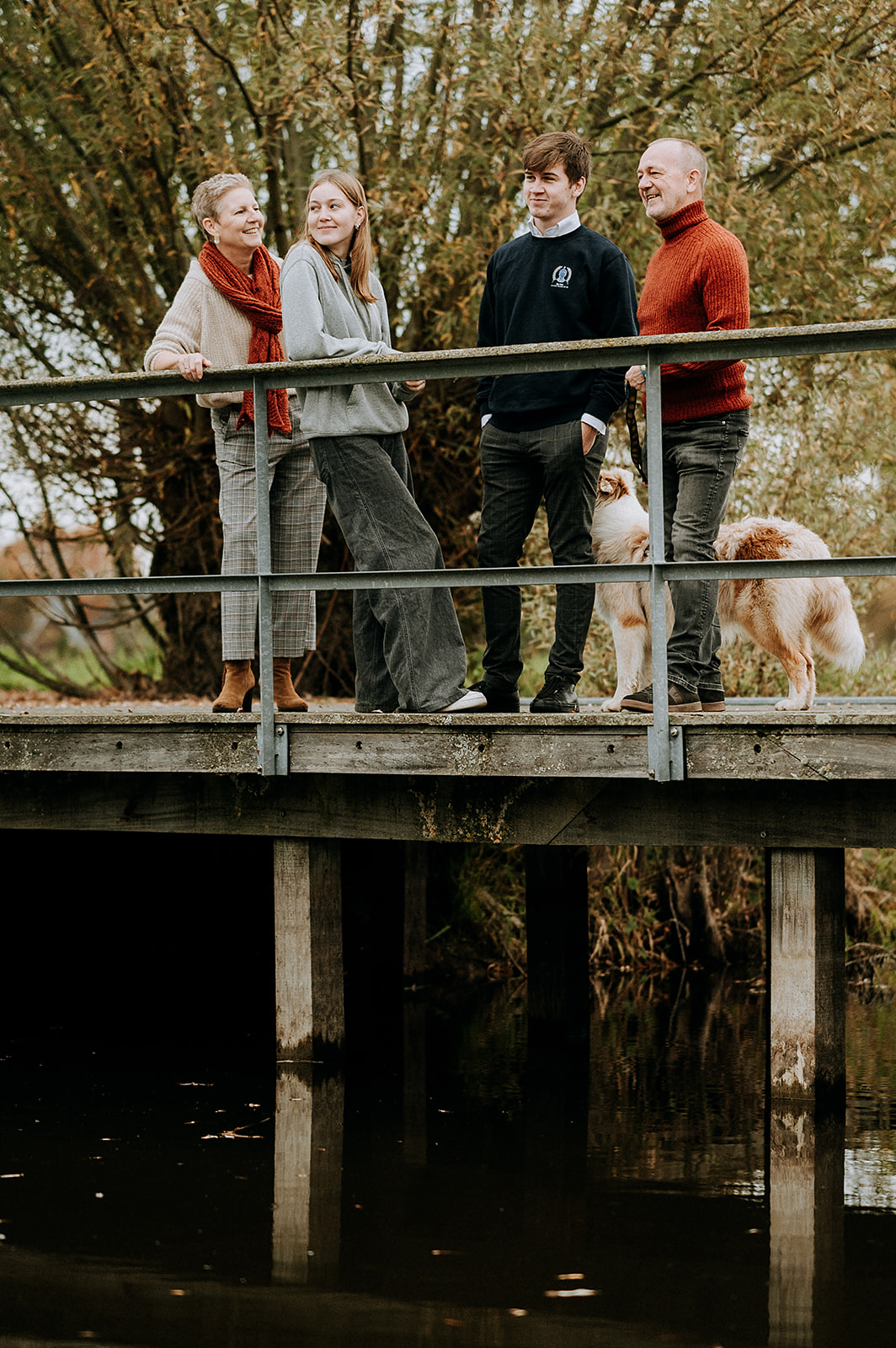 Familiefoto op een brug