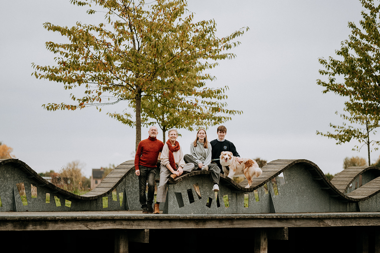 Familiefoto op een brug