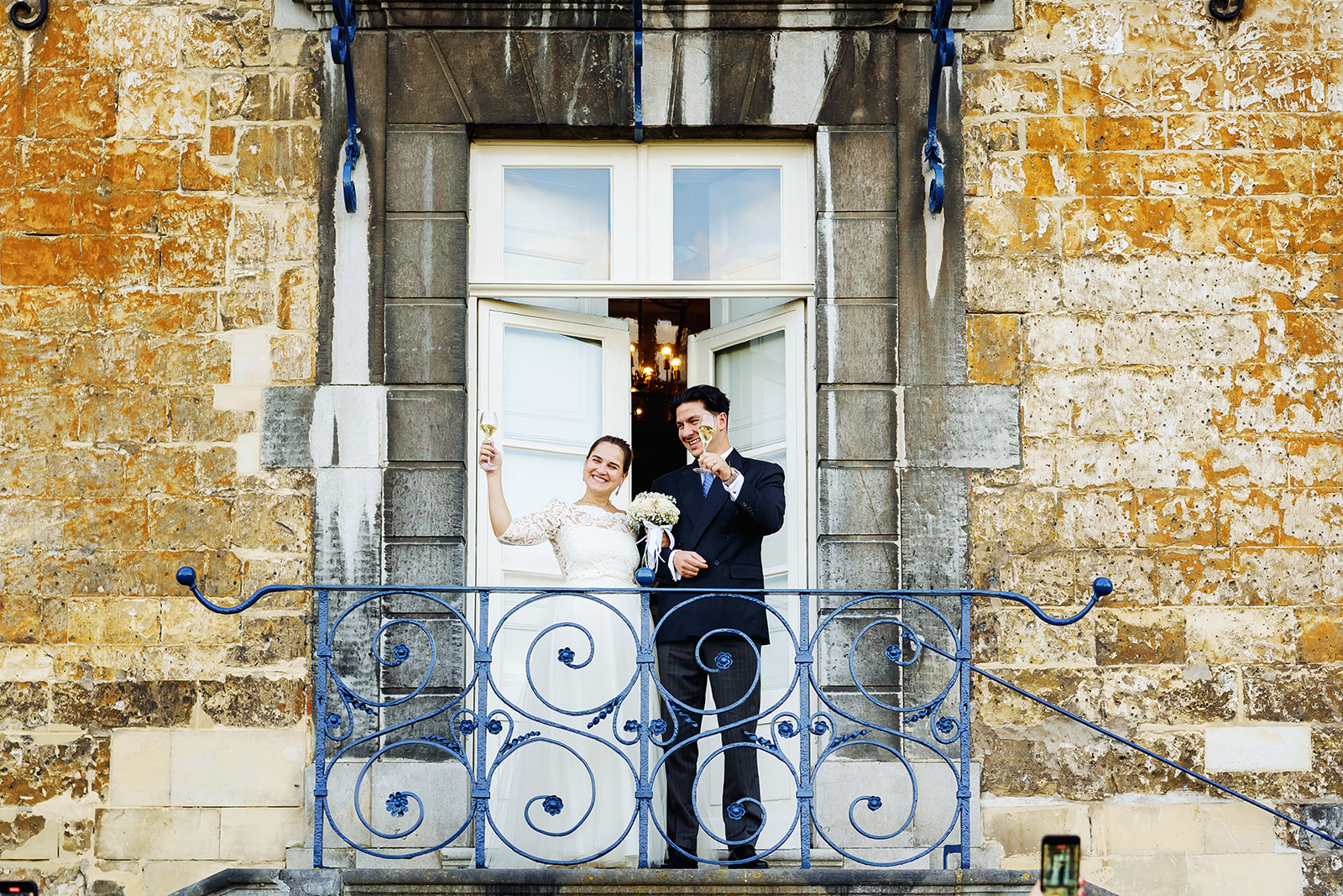 Bruidspaar doet een grote entrée op het terras van Château Neercanne.